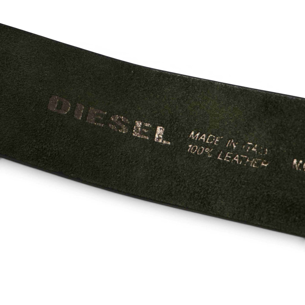 Timbro metallizzato argento impresso sulla pelle scamosciata interna con scritte Diesel, Made in Italy e 100% Leather.