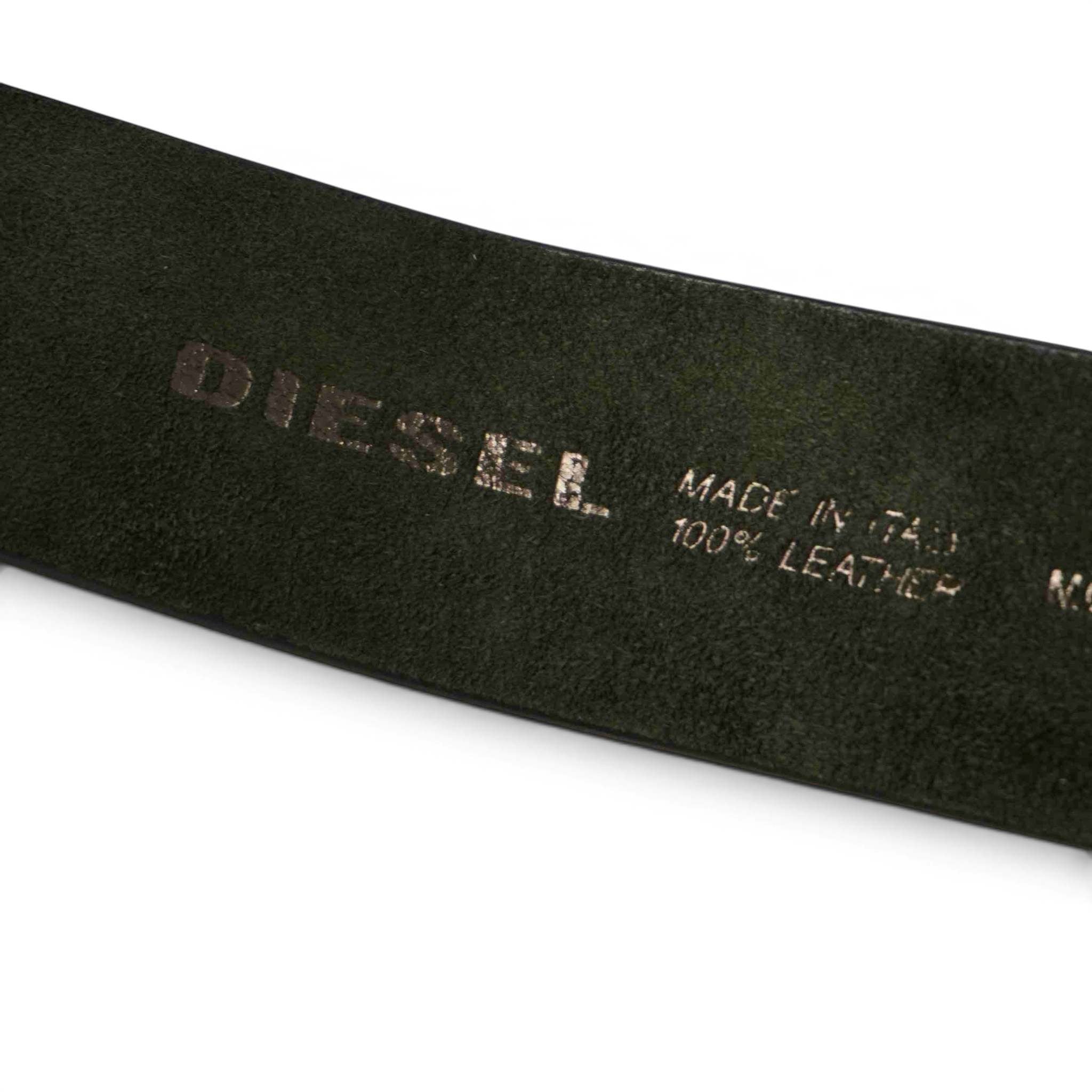 Timbro metallizzato argento impresso sulla pelle scamosciata interna con scritte Diesel, Made in Italy e 100% Leather.