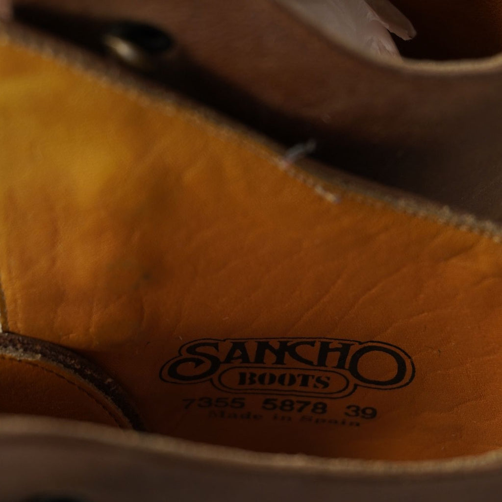 Logo impresso Sancho Boots sulla fodera interna in pelle color ocra della calzatura.