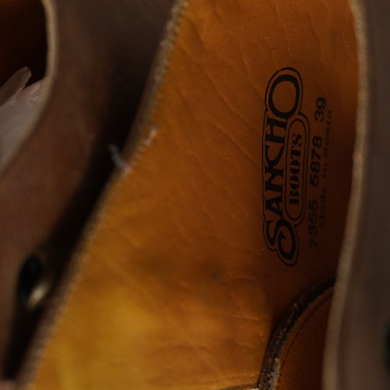 Logo impresso Sancho Boots sulla fodera interna in pelle color ocra della calzatura.