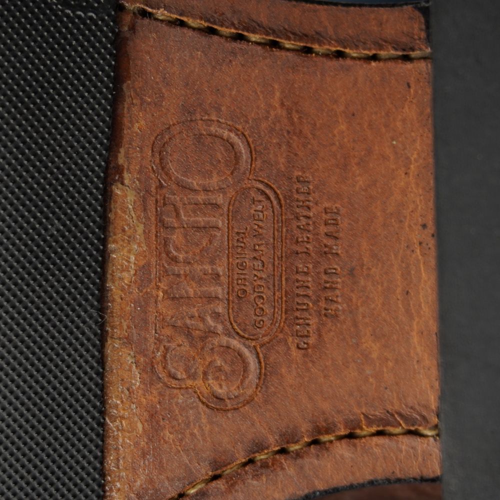 Primissimo piano del logo originale Sancho Goodyear Welt Genuine Leather Hand Made impresso a caldo nel cuoio della suola.