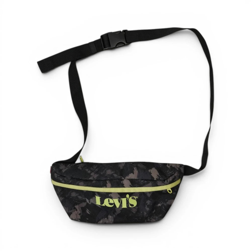 Vista frontale intera del marsupio Levi's Banana Sling Bag con motivo mimetico camouflage scuro, logo giallo fluo e lunga cinghia nera regolabile.