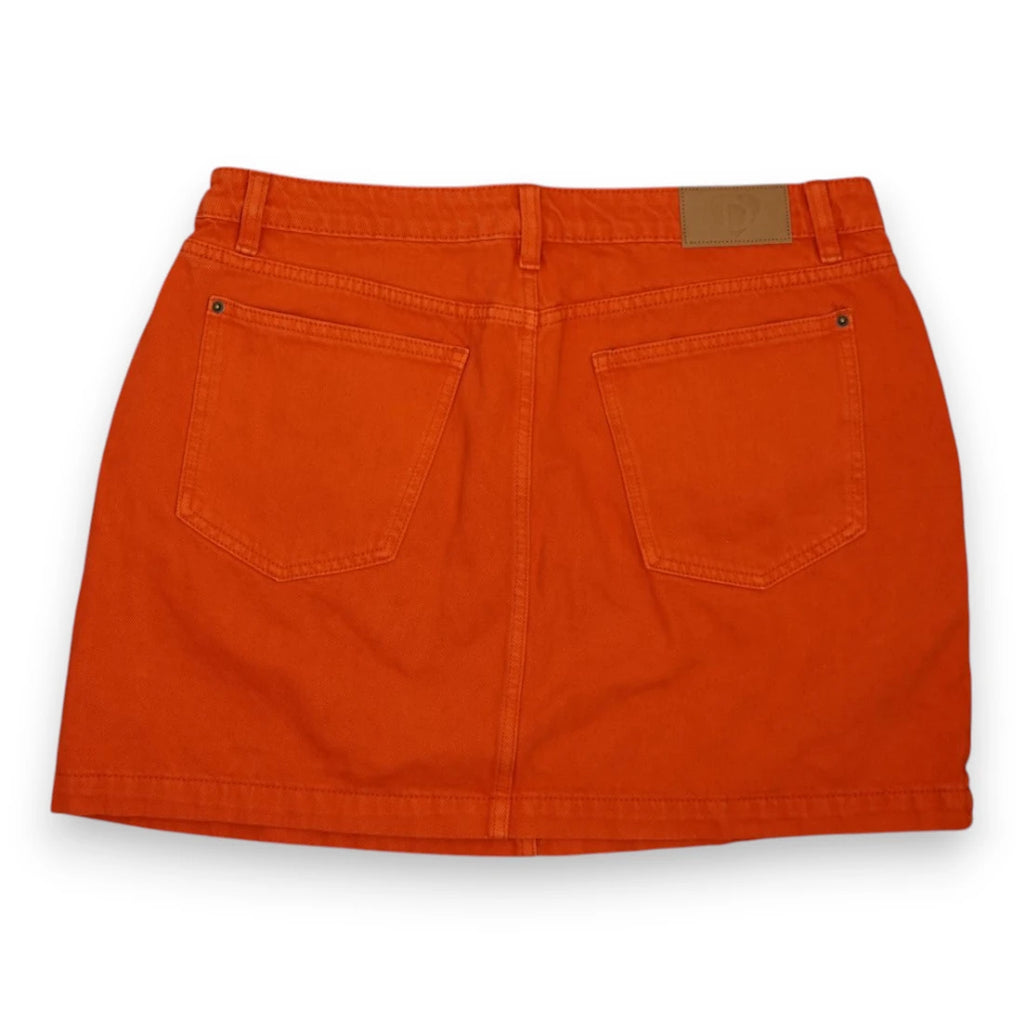 Vista posteriore intera della gonna corta in jeans arancione Desigual con due tasche applicate a cinque punte.