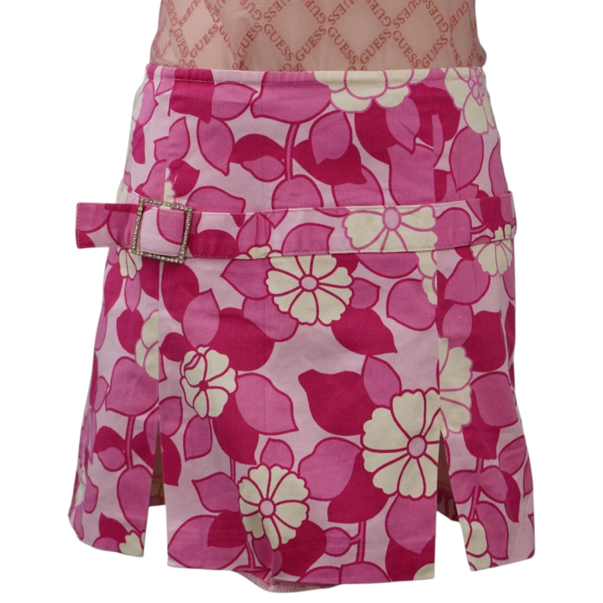Minigonna vintage United Colors of Benetton a fiori fucsia e rosa con cintura e fibbia di strass sul davanti.