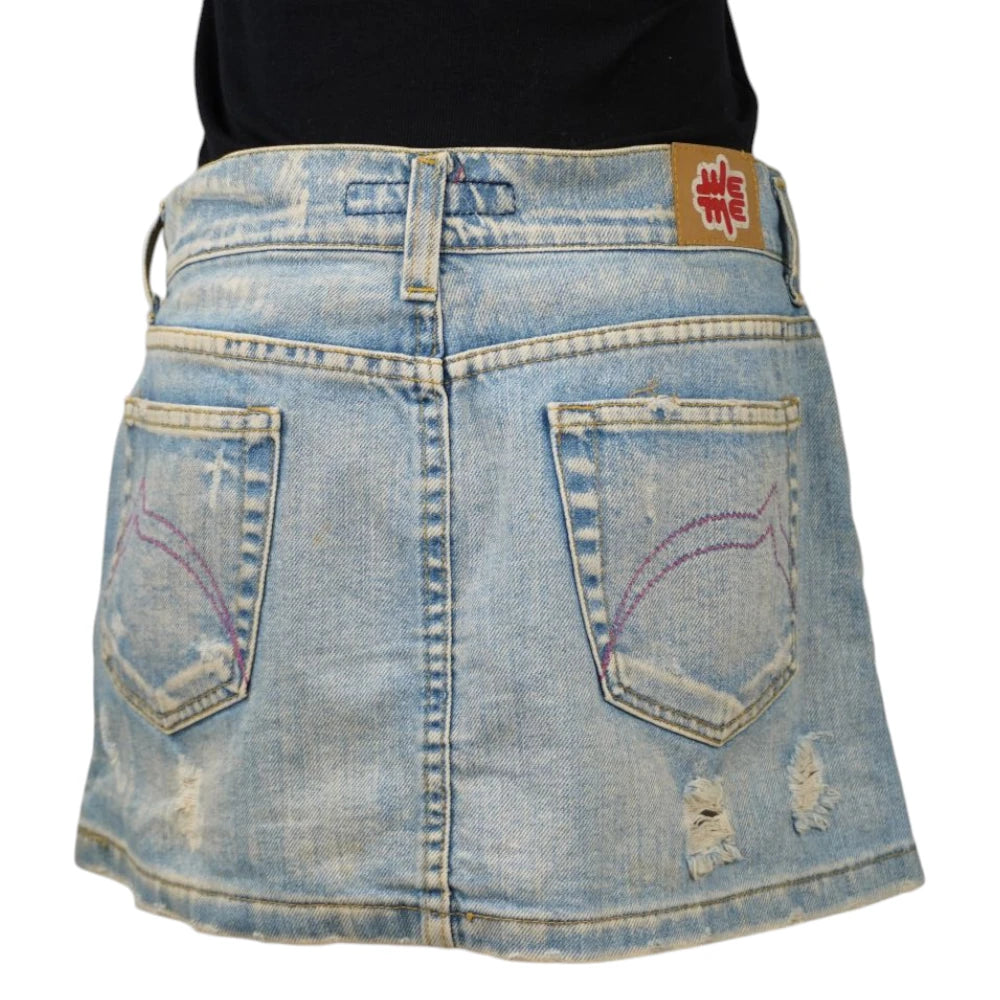 Vista posteriore della gonna corta in denim chiaro MEME con tasche ricamate e patch logata sulla cintura