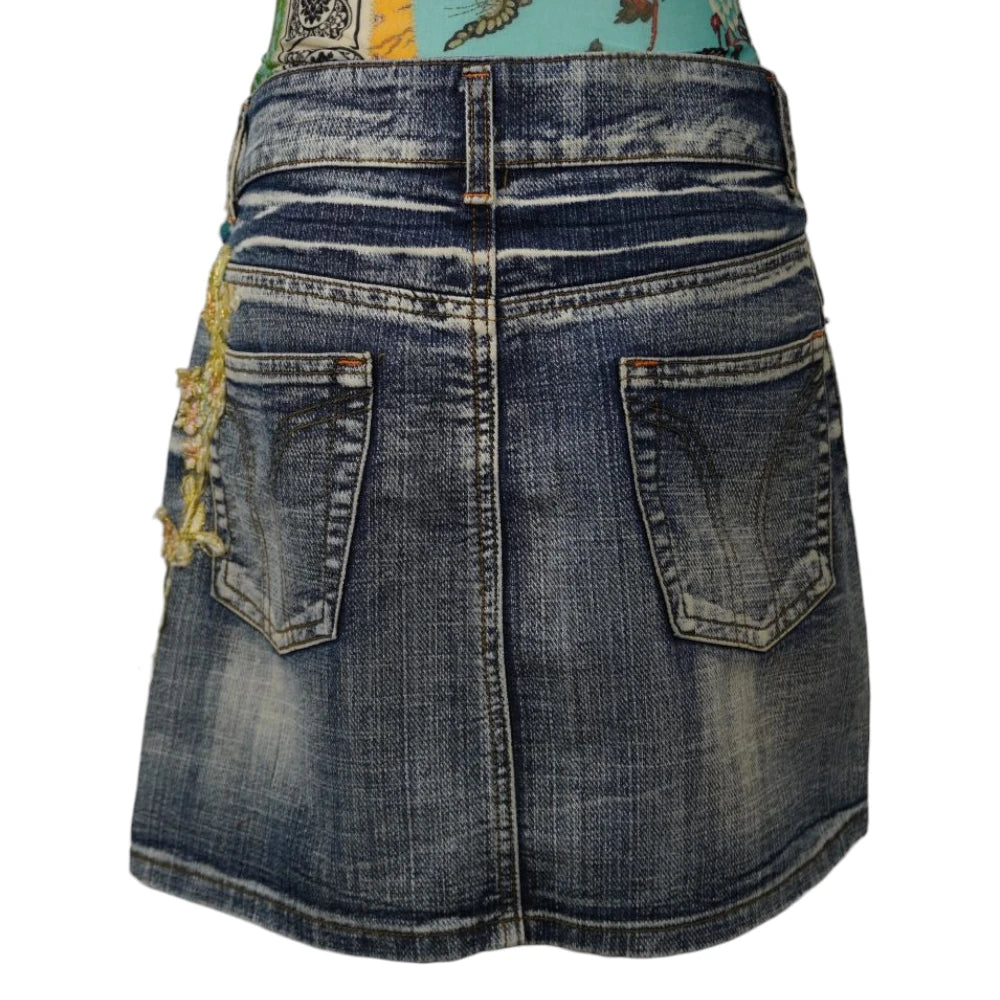 Vista posteriore della gonna corta in denim sabbiato MISSWAN vintage con tasche ricamate e vestibilità stretch.