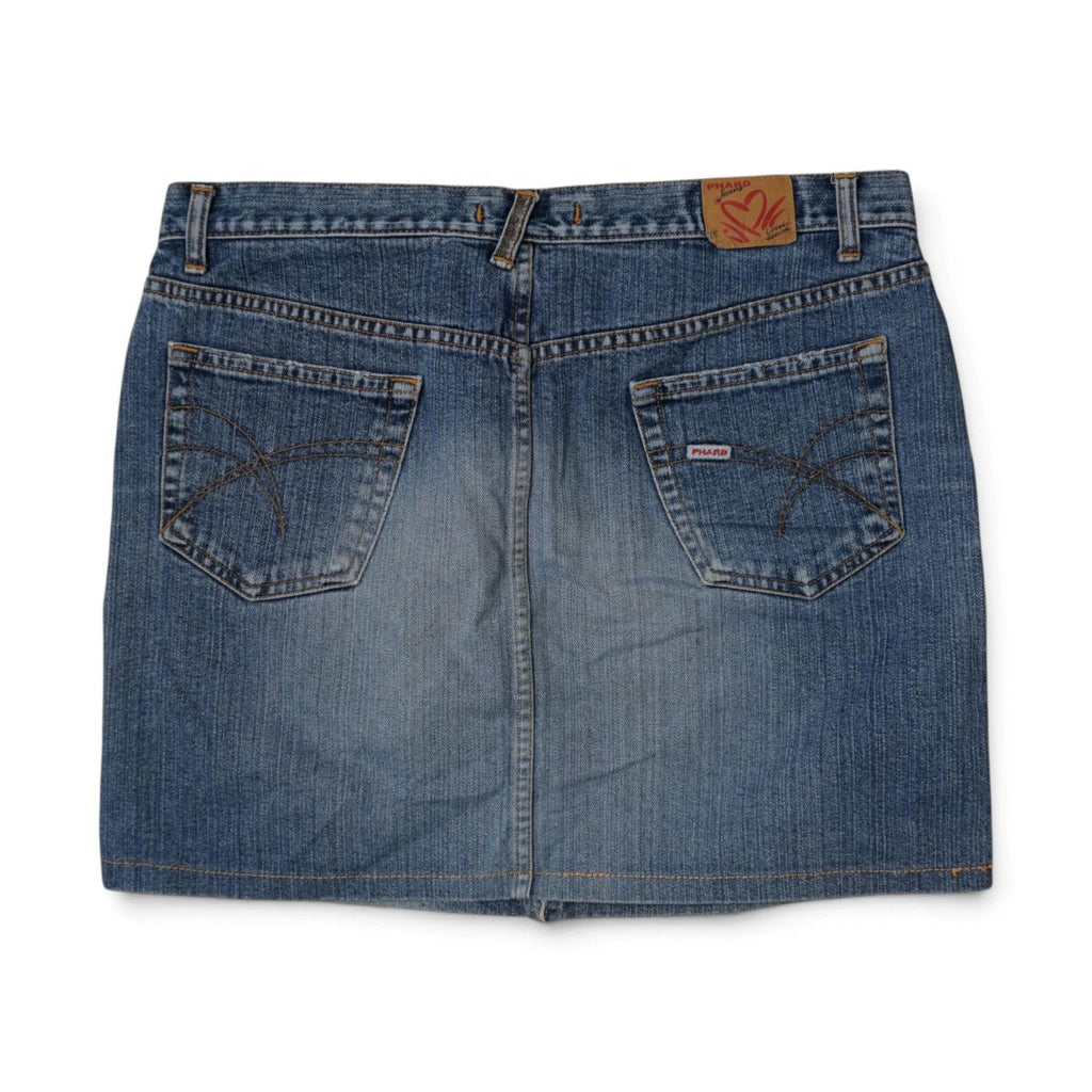 Vista posteriore a figura intera della minigonna denim Phard con tasche ricamate e patch.