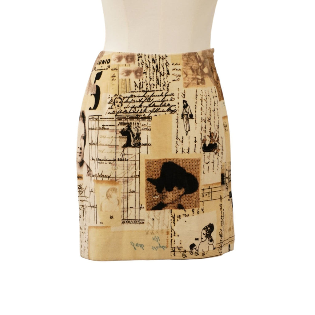 Vista frontale della minigonna Moschino Cheap and Chic su manichino con stampa collage fotografica beige e nera.
