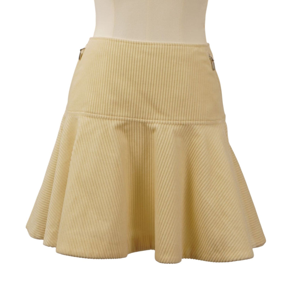 Minigonna a trapezio svasata firmata HUGO Hugo Boss modello Riri in tessuto beige chiaro su manichino.