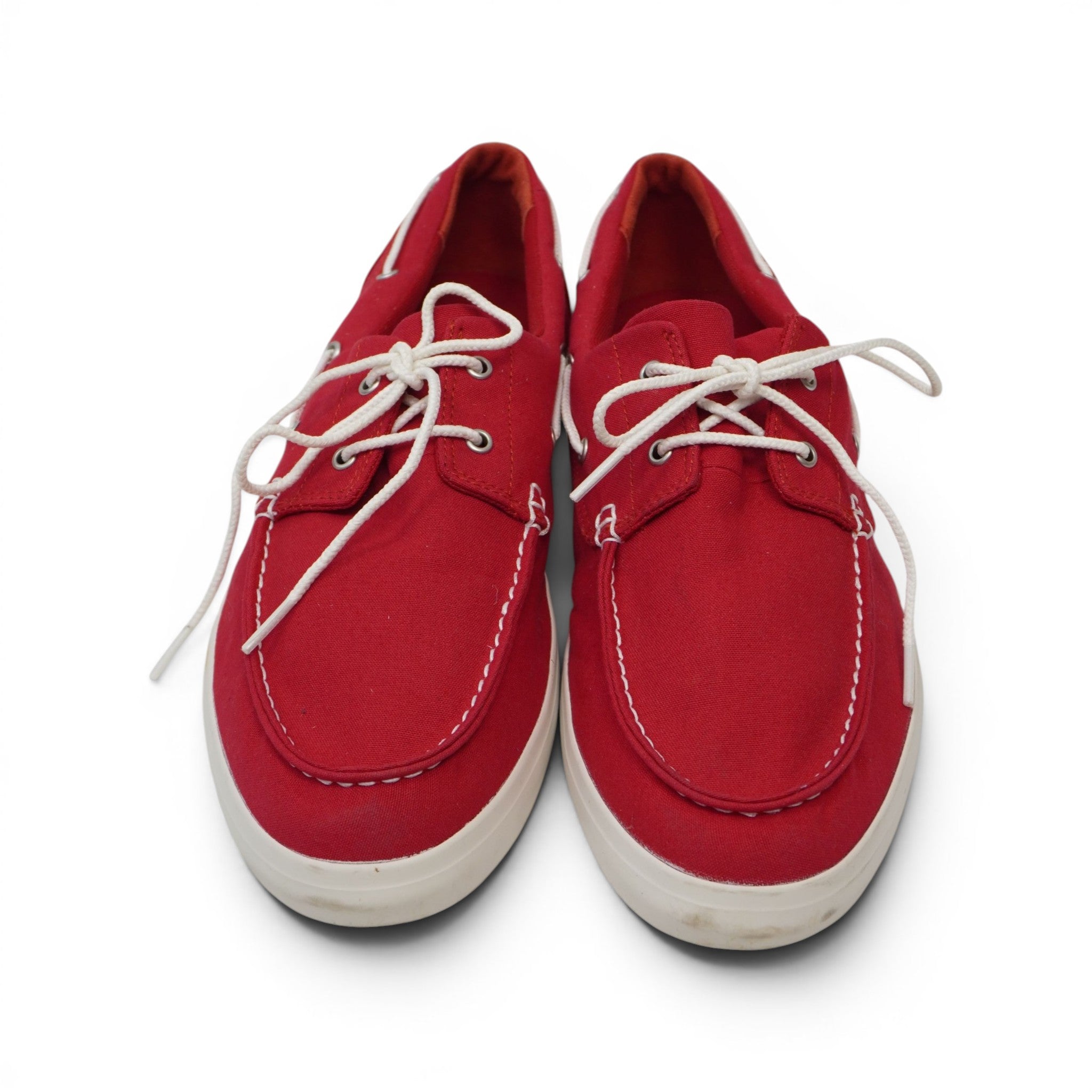 Inquadratura dall'alto del paio di scarpe da barca Timberland in tela rossa pronte per la calzata.
