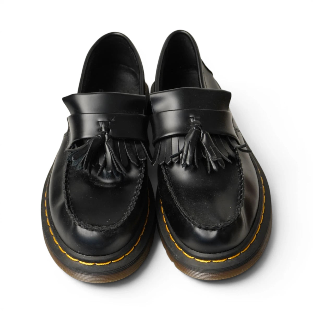 Inquadratura frontale completa dei mocassini in pelle Dr. Martens Adrian Tassel Loafer