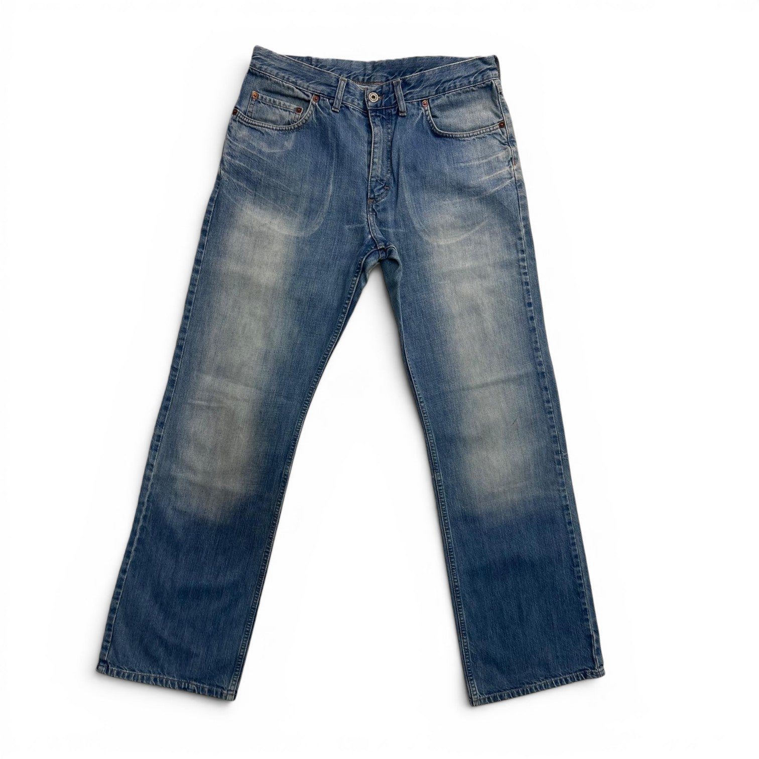 Vista frontale dei jeans Mustang che evidenzia le sbiaditure naturali stone washed sulle cosce e il taglio regolare.