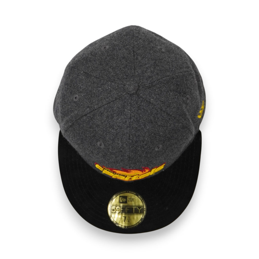 Vista zenitale del cappellino che mostra l'adesivo dorato originale New Era 59FIFTY sulla visiera piatta nera.