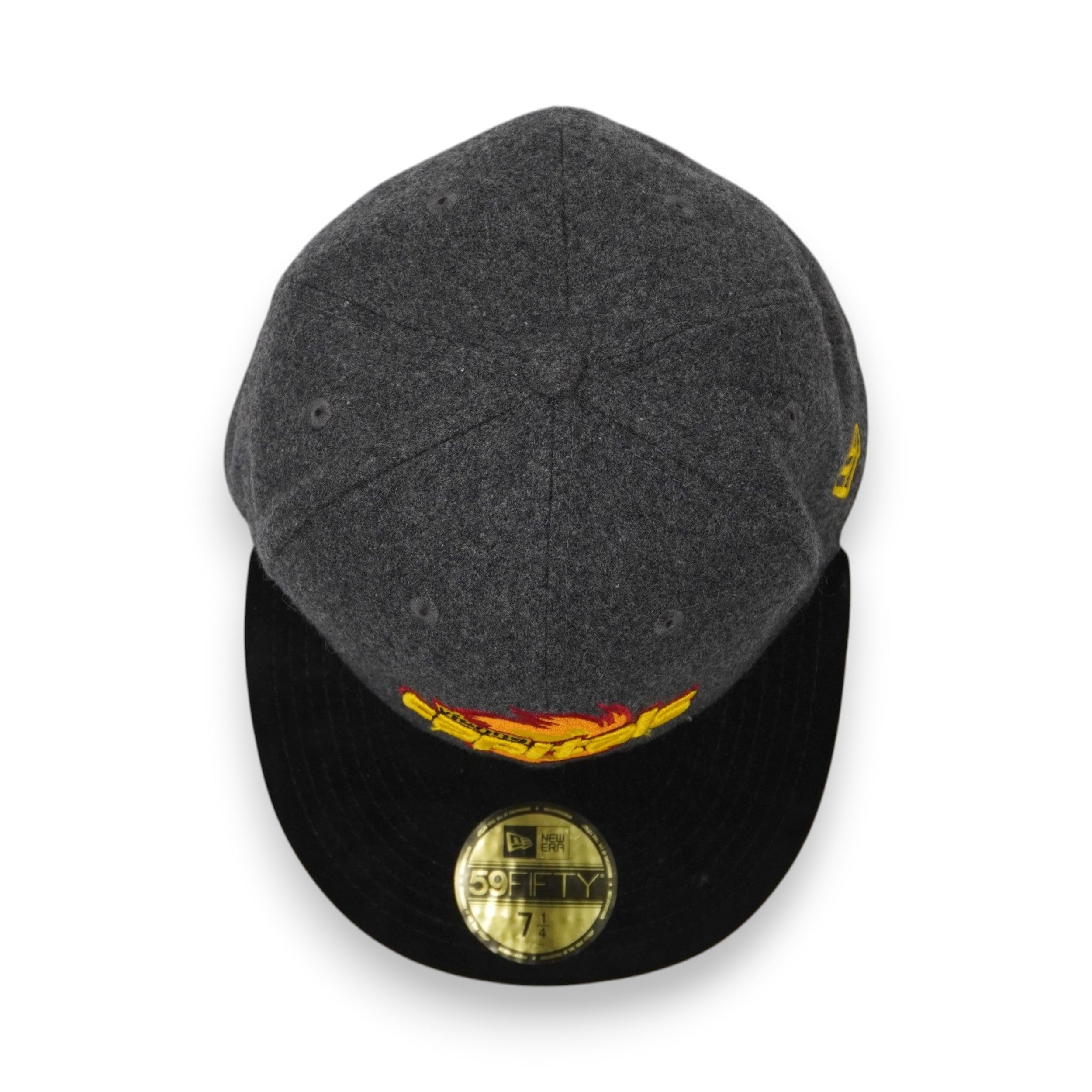 Vista zenitale del cappellino che mostra l'adesivo dorato originale New Era 59FIFTY sulla visiera piatta nera.