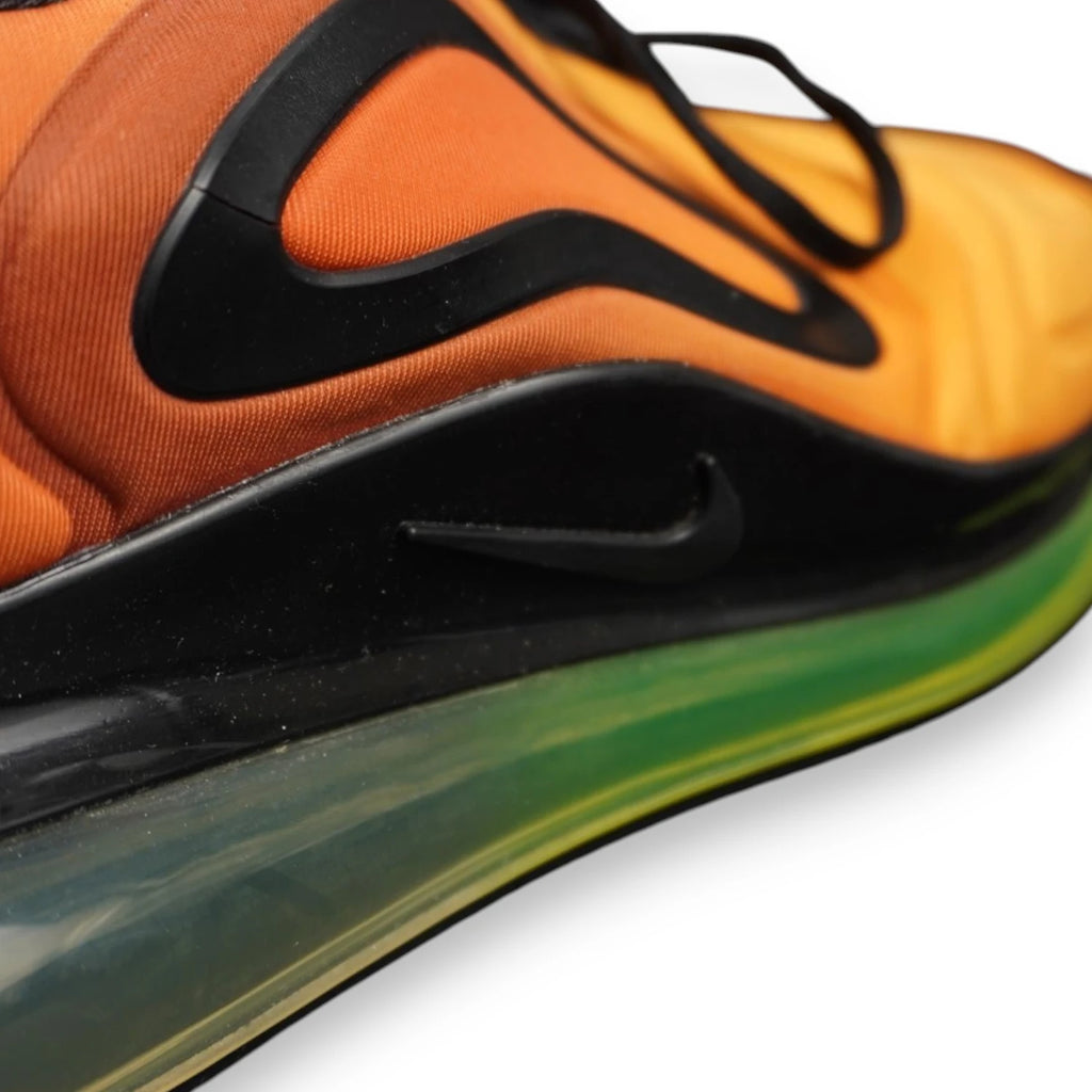 Primo piano dell'unità Air Max da 38 mm e dello Swoosh a rilievo laterale delle Nike 720 Sunrise.