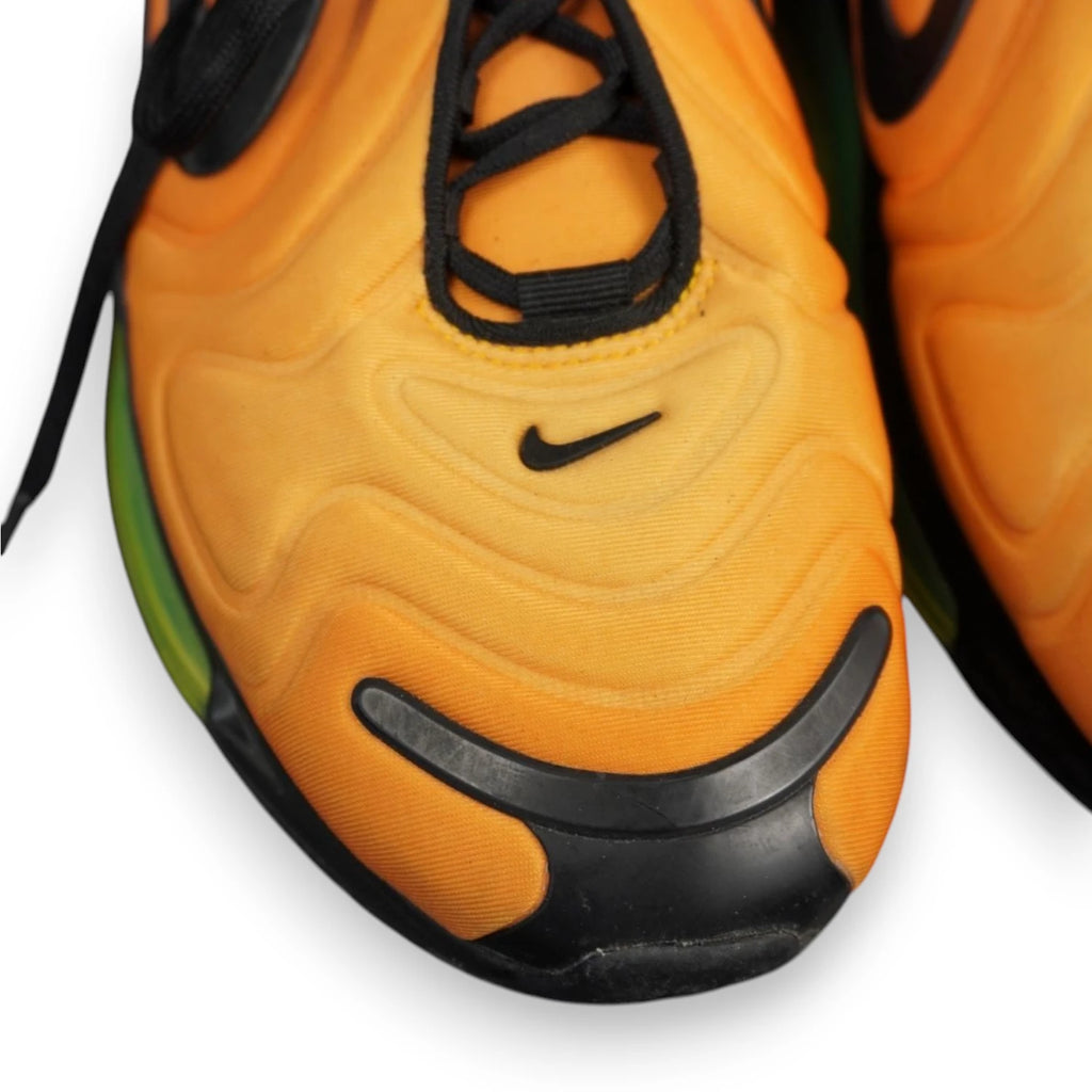 Primo piano della punta frontale destra delle Nike Air Max 720 Sunrise con mini Swoosh nero e mudguard.