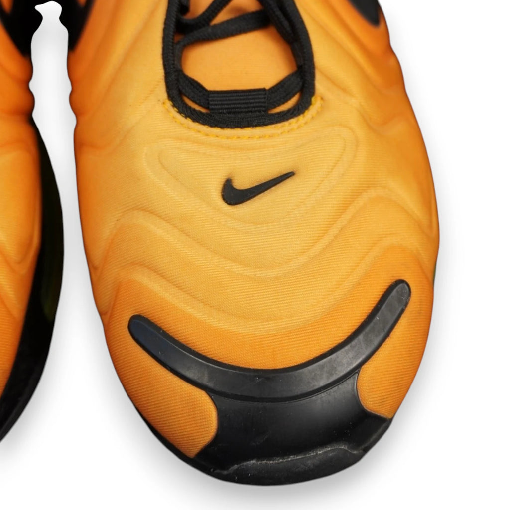  Macro del toe-box e della punta frontale sinistra della sneaker da uomo Nike Air Max 720 Sunrise.