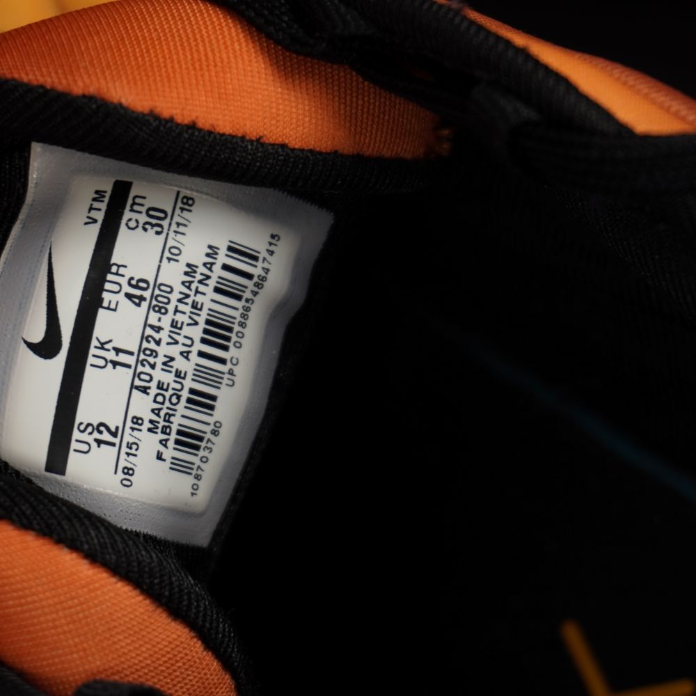 Etichetta interna della linguetta delle scarpe Nike Air Max 720 codice AO2924-800 taglia 46 EUR.