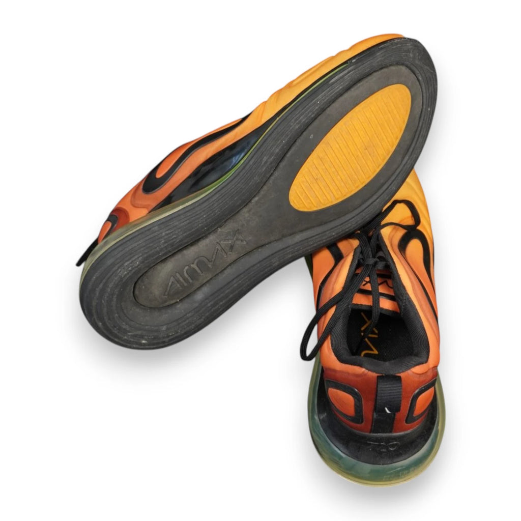 Vista inferiore della suola in gomma usurata delle sneakers Nike Air Max 720 Sunrise con scritta Air Max.