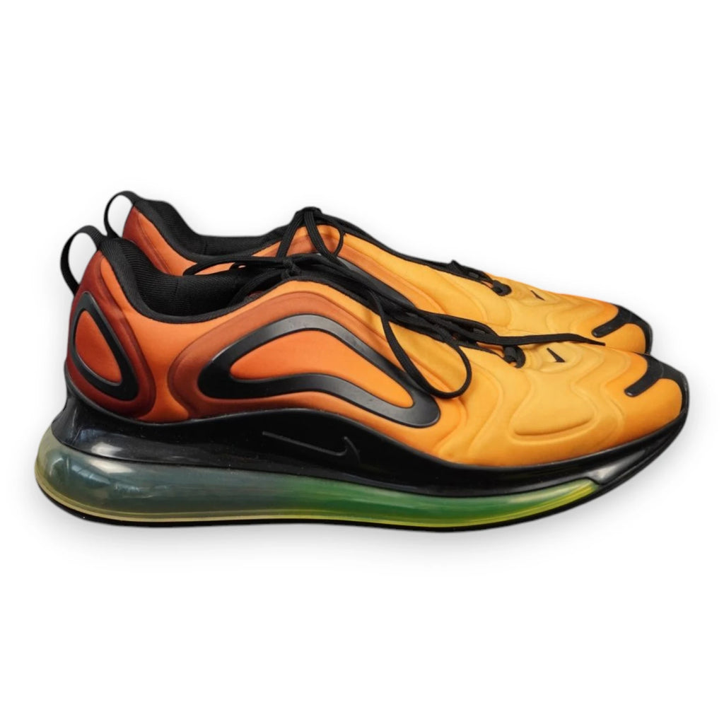 Profilo laterale esterno delle sneaker da uomo Nike Air Max 720 Sunrise con camera d'aria a 360 gradi trasparente.