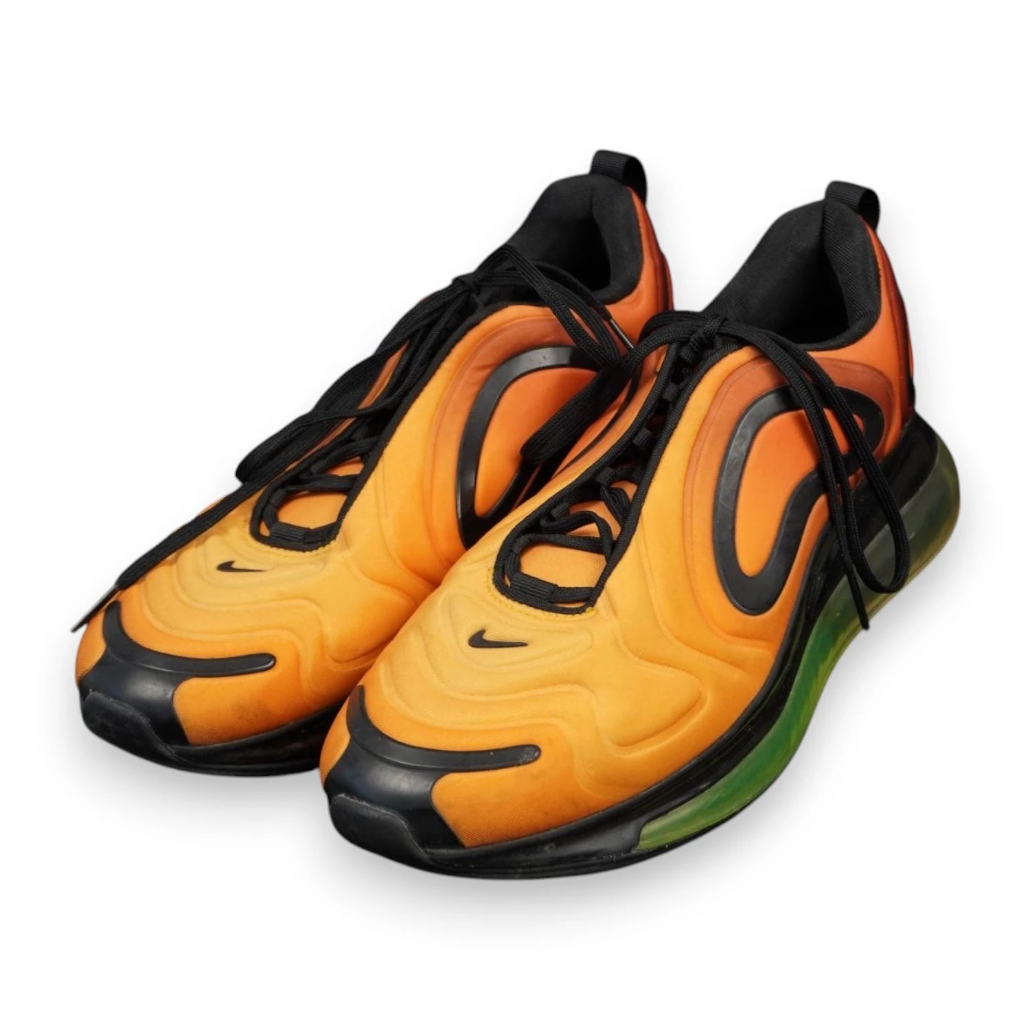Inquadratura a tre quarti delle scarpe Nike Air Max 720 Sunrise da uomo con tomaia arancione sfumata.