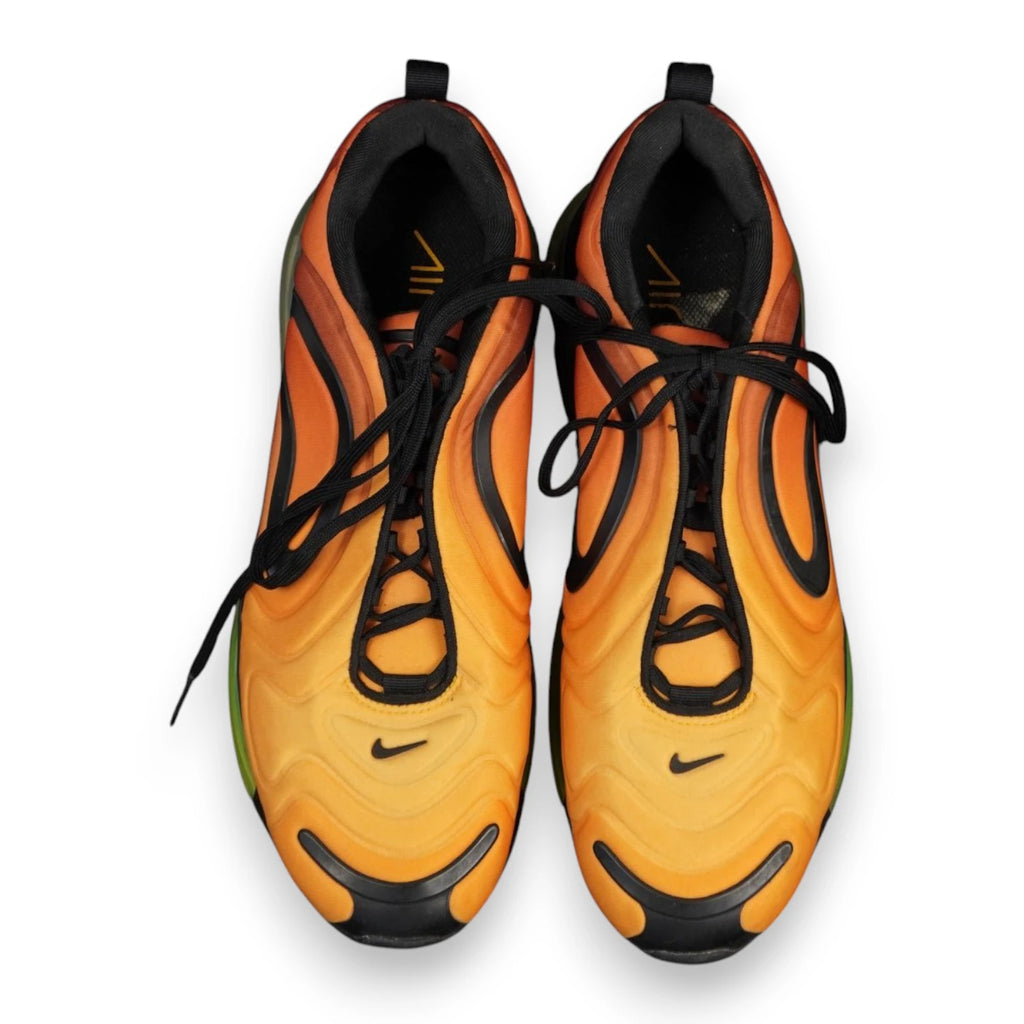 Vista frontale simmetrica del paio di sneaker Nike Air Max 720 Sunrise uomo con dettagli neri.