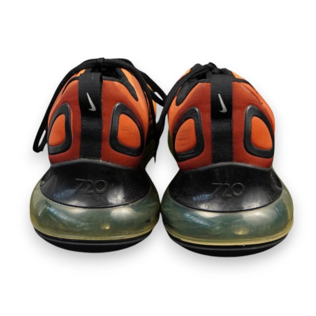  Vista posteriore dei talloni delle scarpe Nike Air Max 720 Sunrise da uomo con passanti neri.
