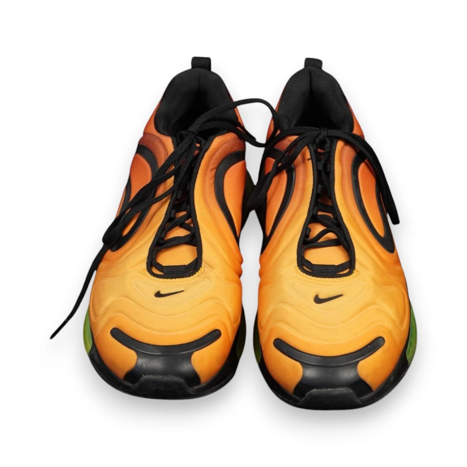 Vista dall'alto delle scarpe sportive da uomo Nike Air Max 720 Sunrise arancioni e nere con lacci.