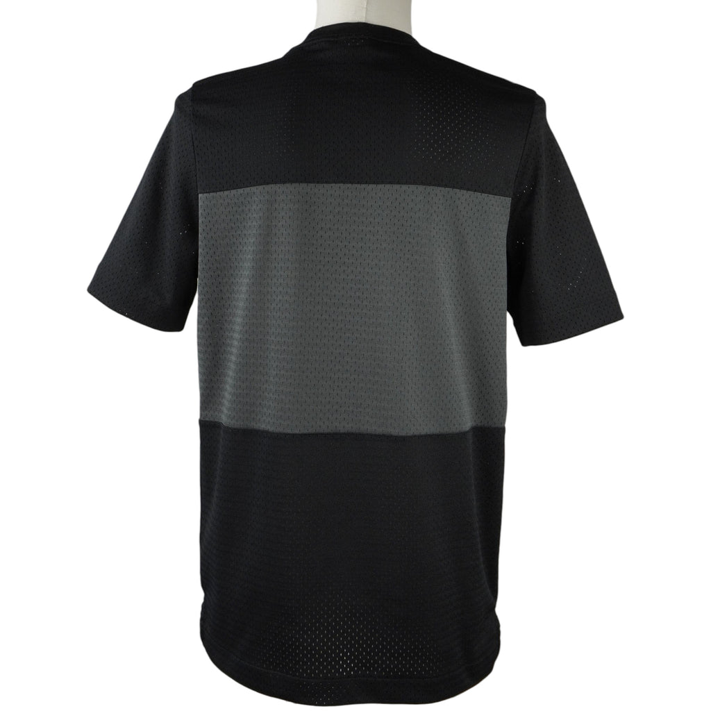 Vista posteriore della t-shirt Nike Air con design color-block a pannelli orizzontali e tessuto traspirante a nido d'ape.