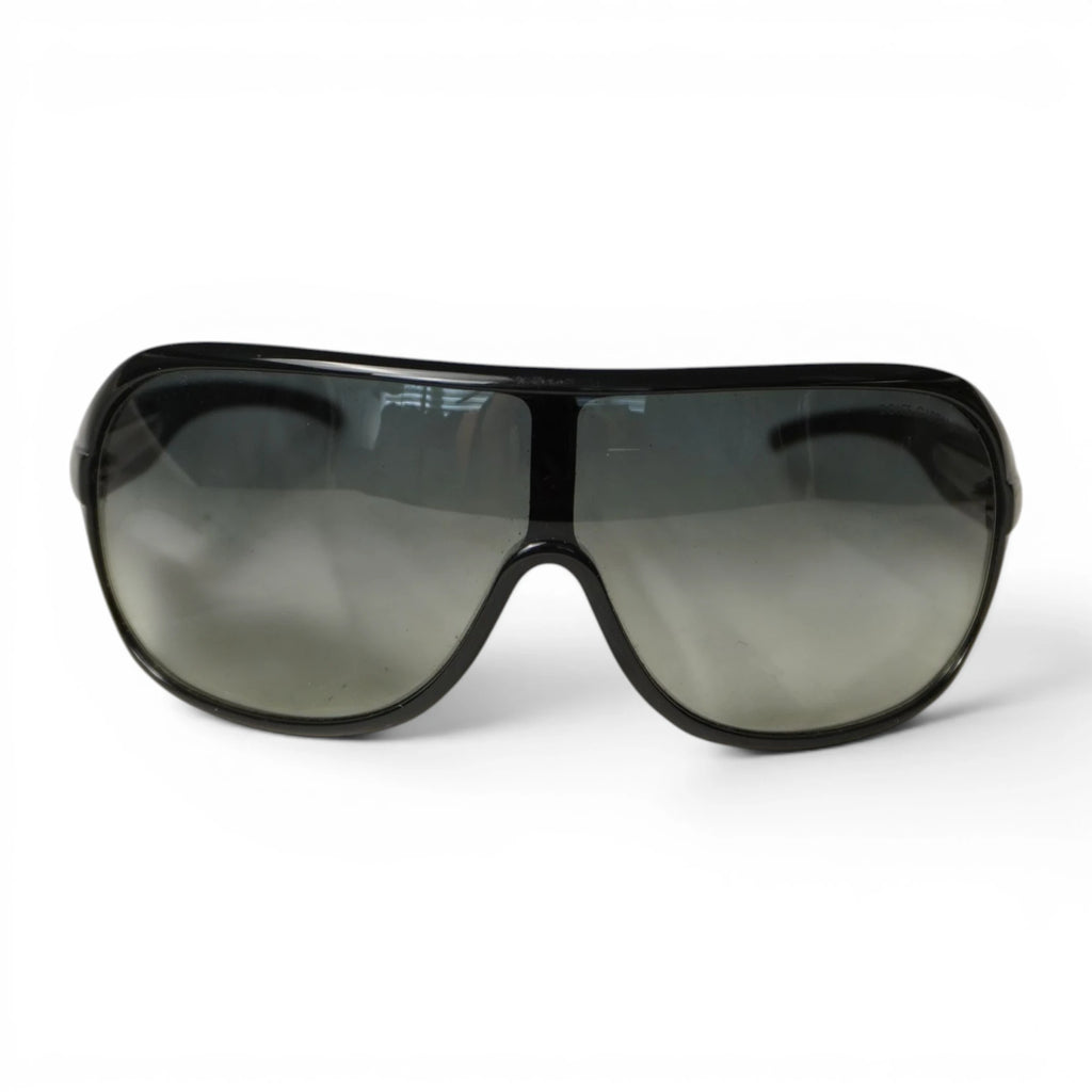 Occhiali da sole a mascherina Dolce & Gabbana neri lucidi con monolente grigia sfumata vista frontale