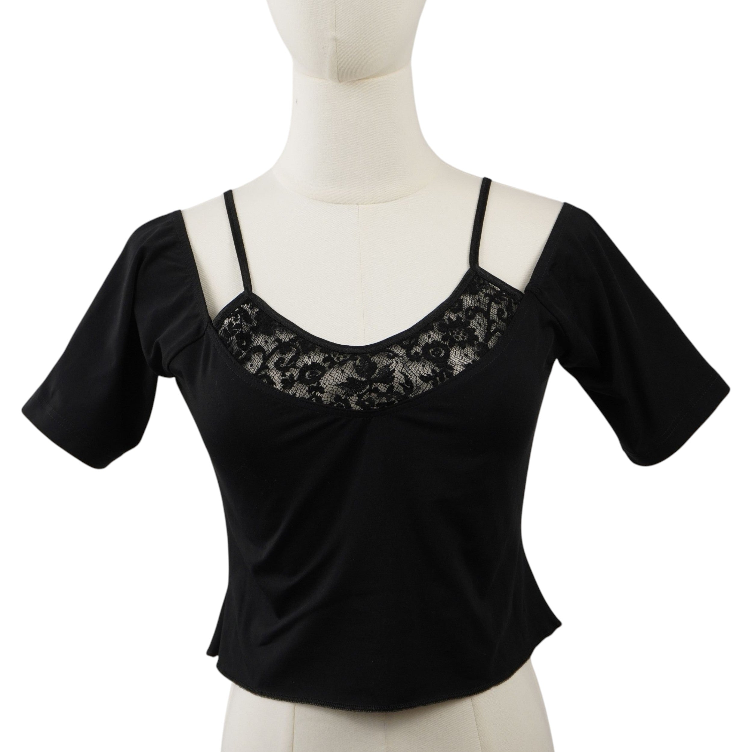 Top nero Mariella Burani d'archivio con design cold-shoulder, scollo a barchetta e sottili spalline aggiuntive su manichino.