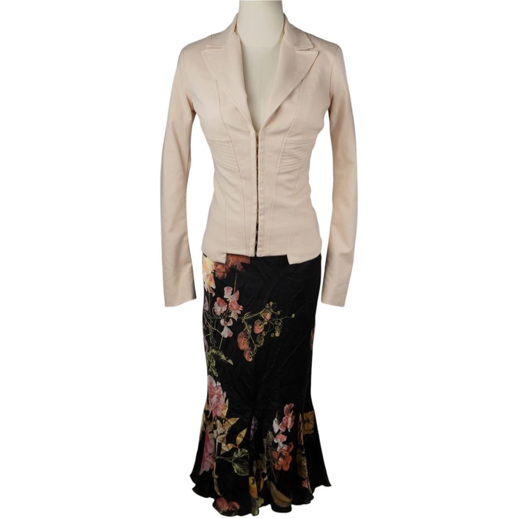 Abbinamento elegante con giacca blazer sciancrata rosa cipria stile corsetto e gonna midi floreale in seta Roberto Cavalli.