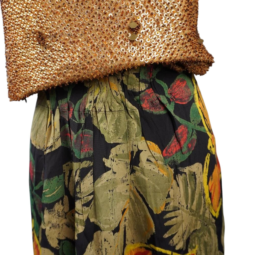 Outfit completo con gonna tropicale Byblos e top marrone con spalline incrociate sul retro su manichino.