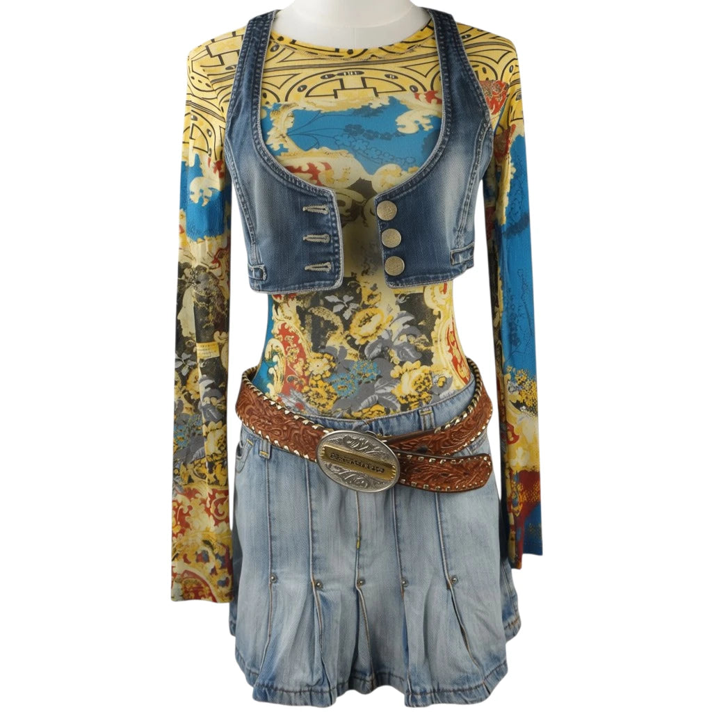 Manichino con total look Y2K composto da gonna Extyn Denim, mesh top barocco e gilet jeans cropped.