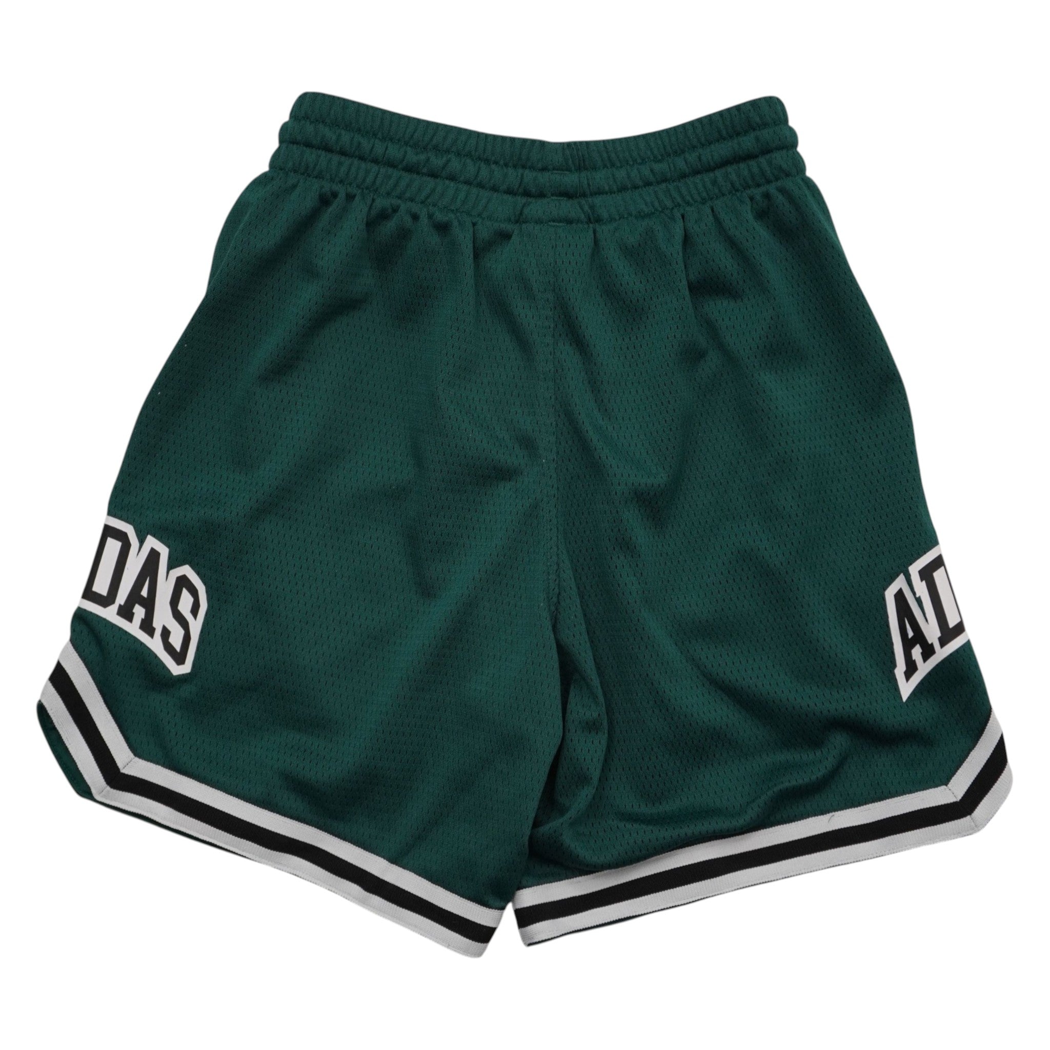 Vista posteriore degli shorts adidas in mesh verde, dettaglio della vestibilità rilassata e dei bordi a contrasto sul fondo.