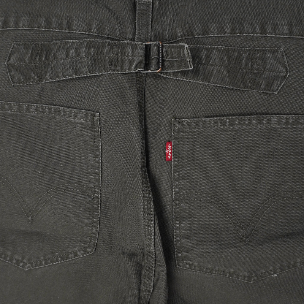 Primo piano macro della fibbia posteriore regolabile cinch back e dell'etichetta rossa Red Tab dei pantaloni Levi's.