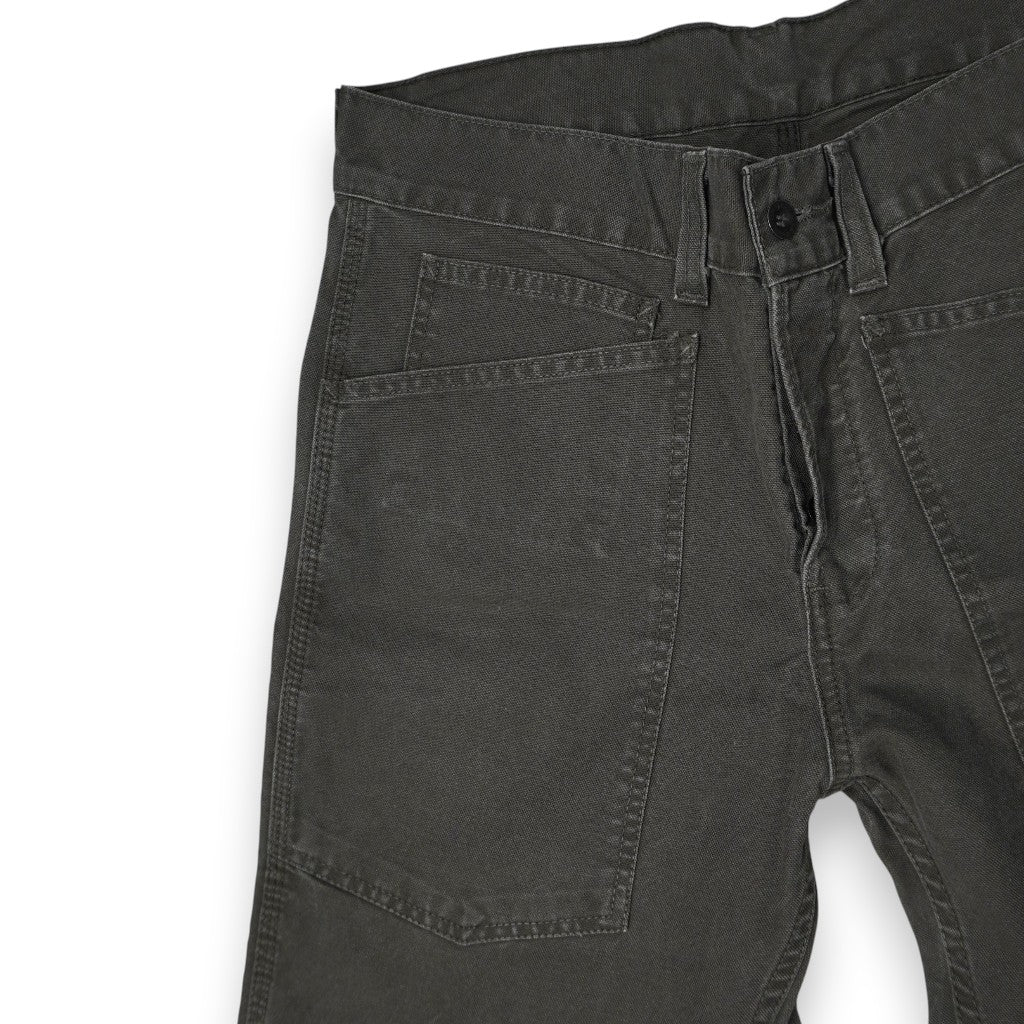 Primo piano frontale destro del pantalone Levi's All Duty che mostra il taglio geometrico della tasca utility.