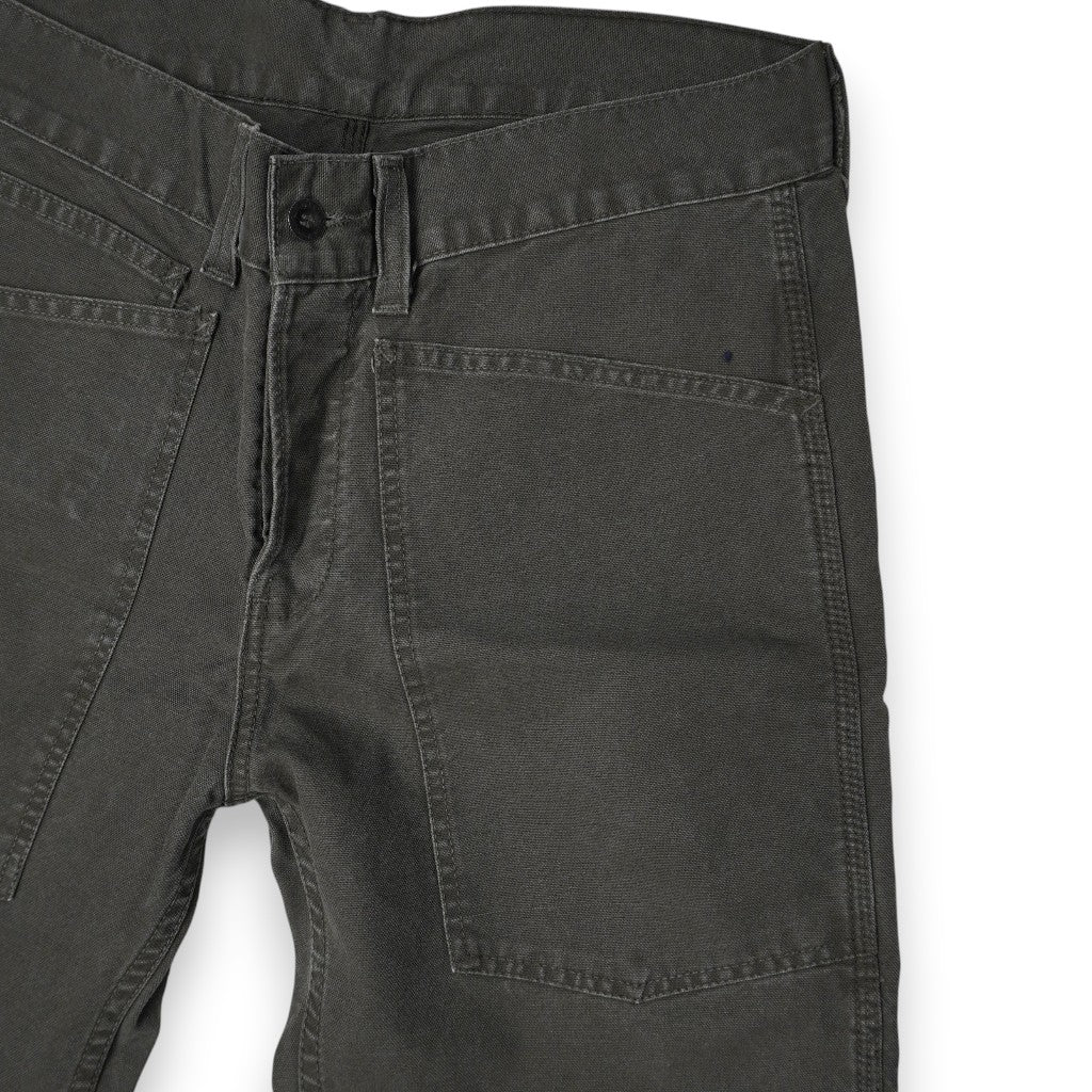 Primo piano ravvicinato della zona della patta e della tasca anteriore sinistra dei pantaloni Levi's da uomo.