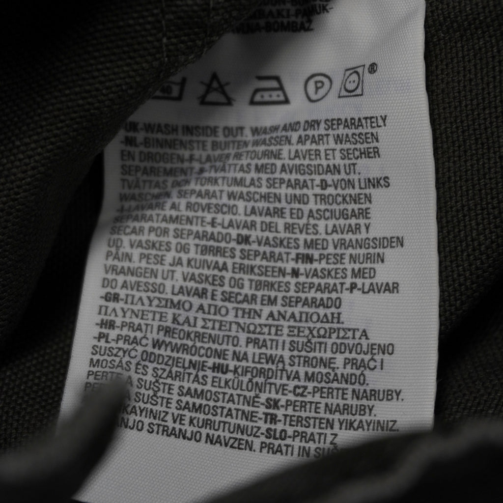 Etichetta interna in tessuto con i simboli internazionali di lavaggio e manutenzione del pantalone Levi's.