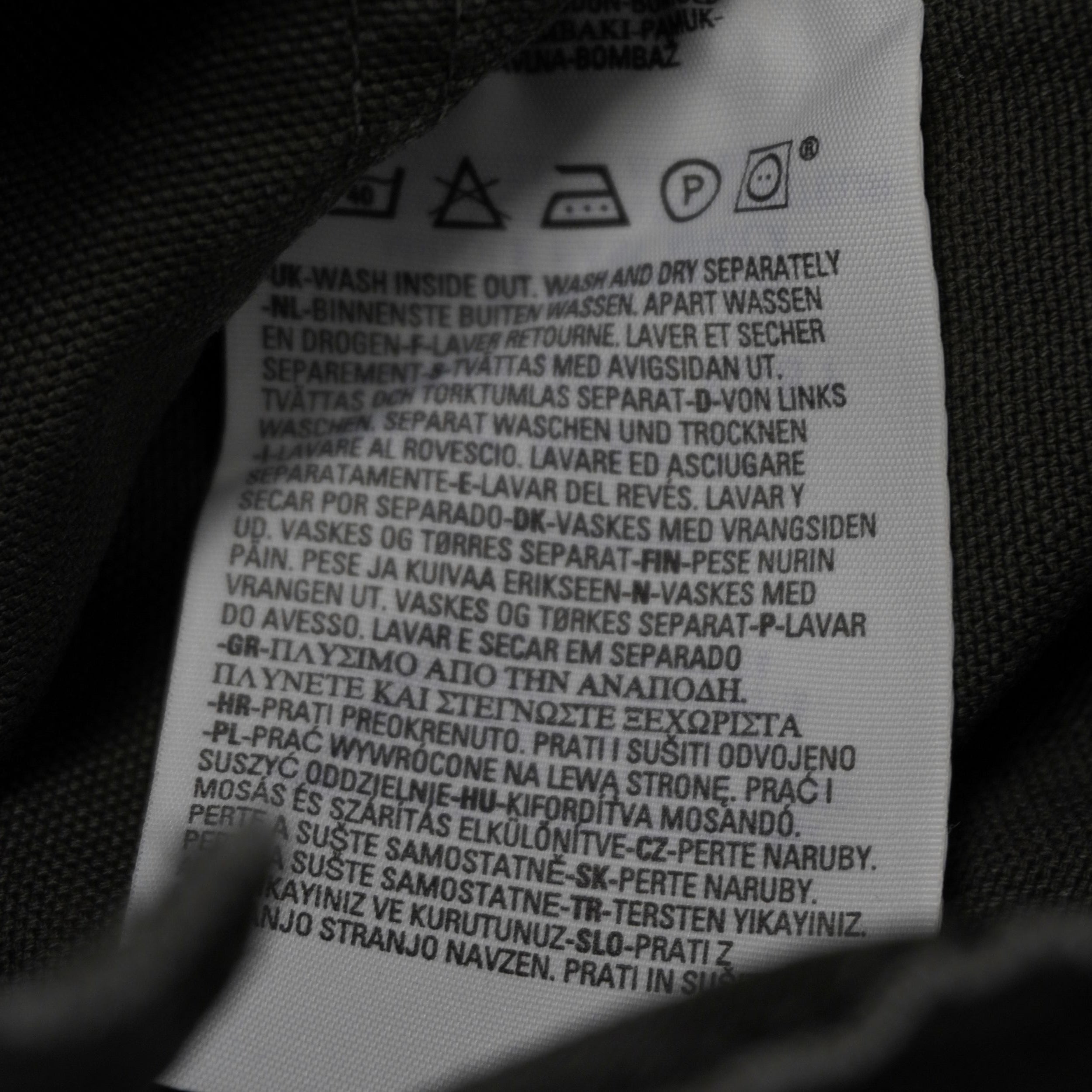 Etichetta interna in tessuto con i simboli internazionali di lavaggio e manutenzione del pantalone Levi's.