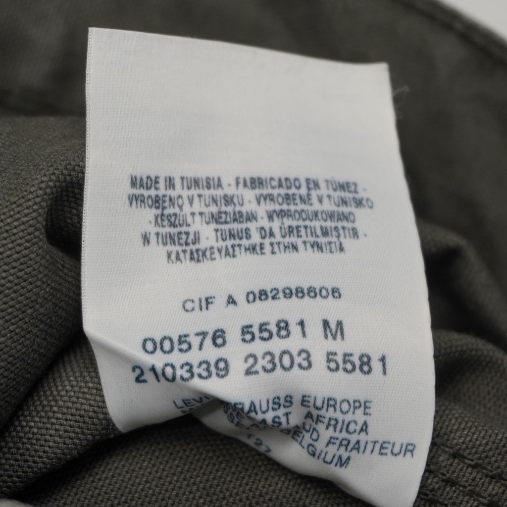 Etichetta interna ufficiale dei pantaloni uomo Levi's con codice di produzione e indicazione della taglia M.