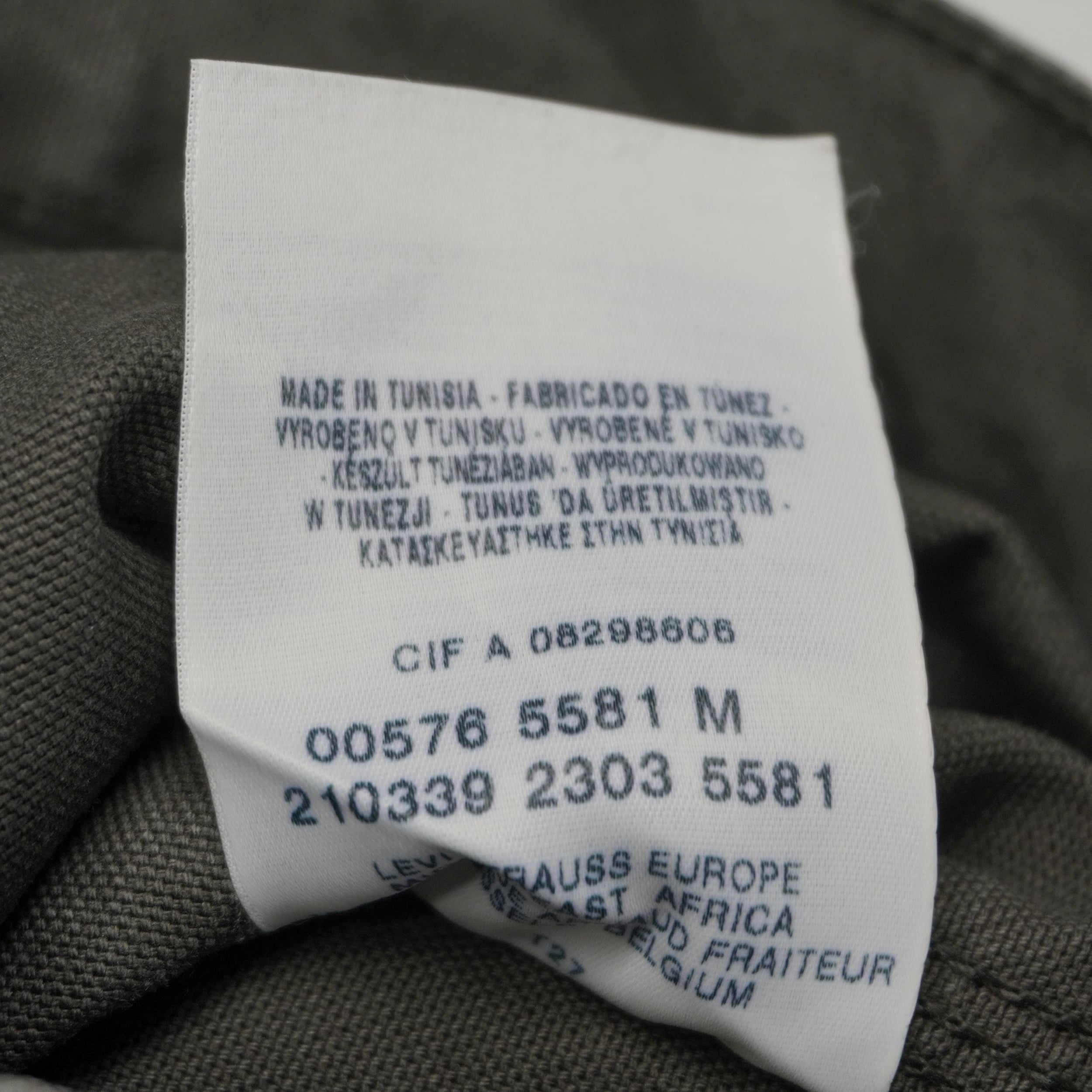Etichetta interna ufficiale dei pantaloni uomo Levi's con codice di produzione e indicazione della taglia M.