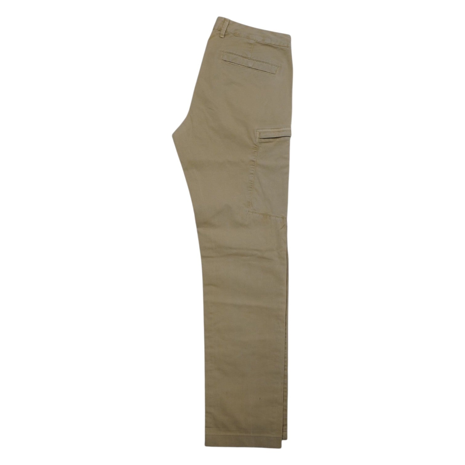 Profilo laterale del pantalone Stone Island beige piegato verticalmente per mostrare la linea skinny e la tasca cargo chiusa.