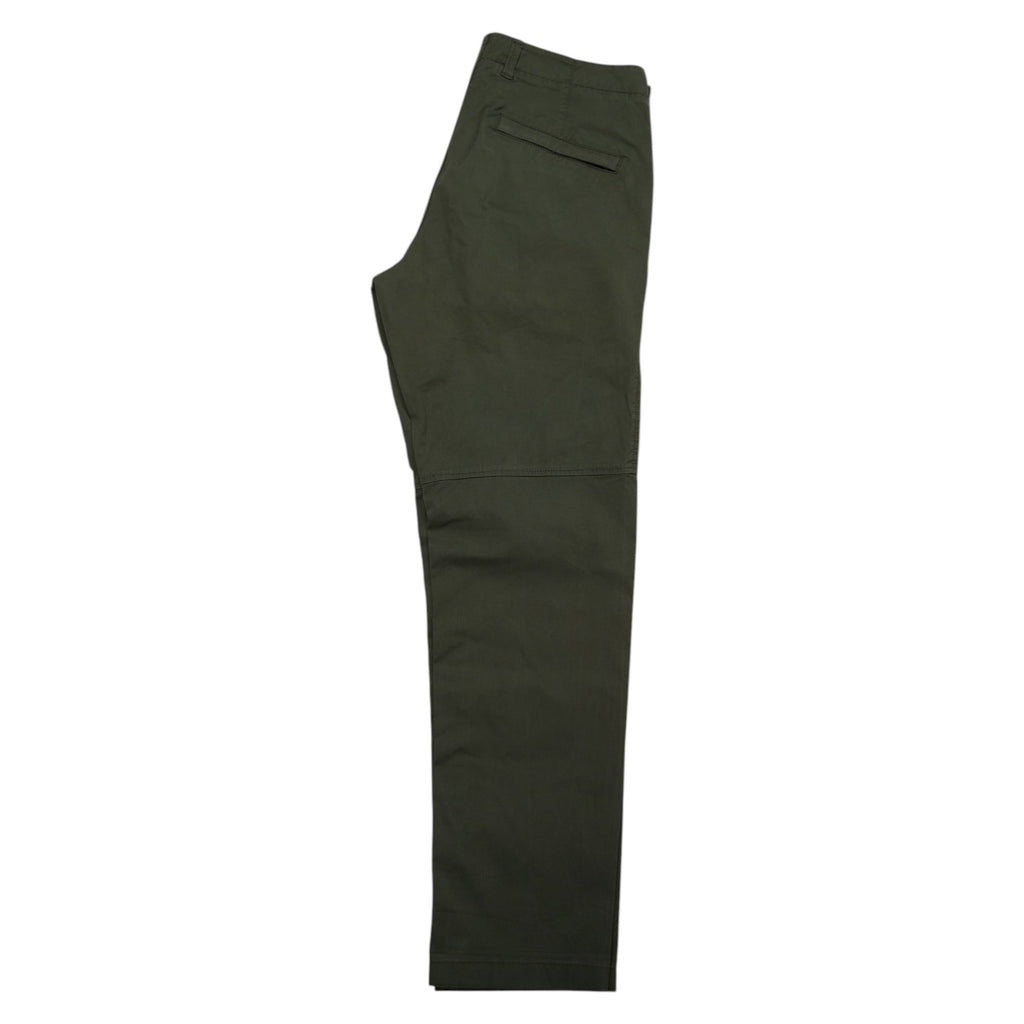 Profilo laterale verticale del pantalone cargo Stone Island verde, piegato per mostrare la linea della gamba tapered.
