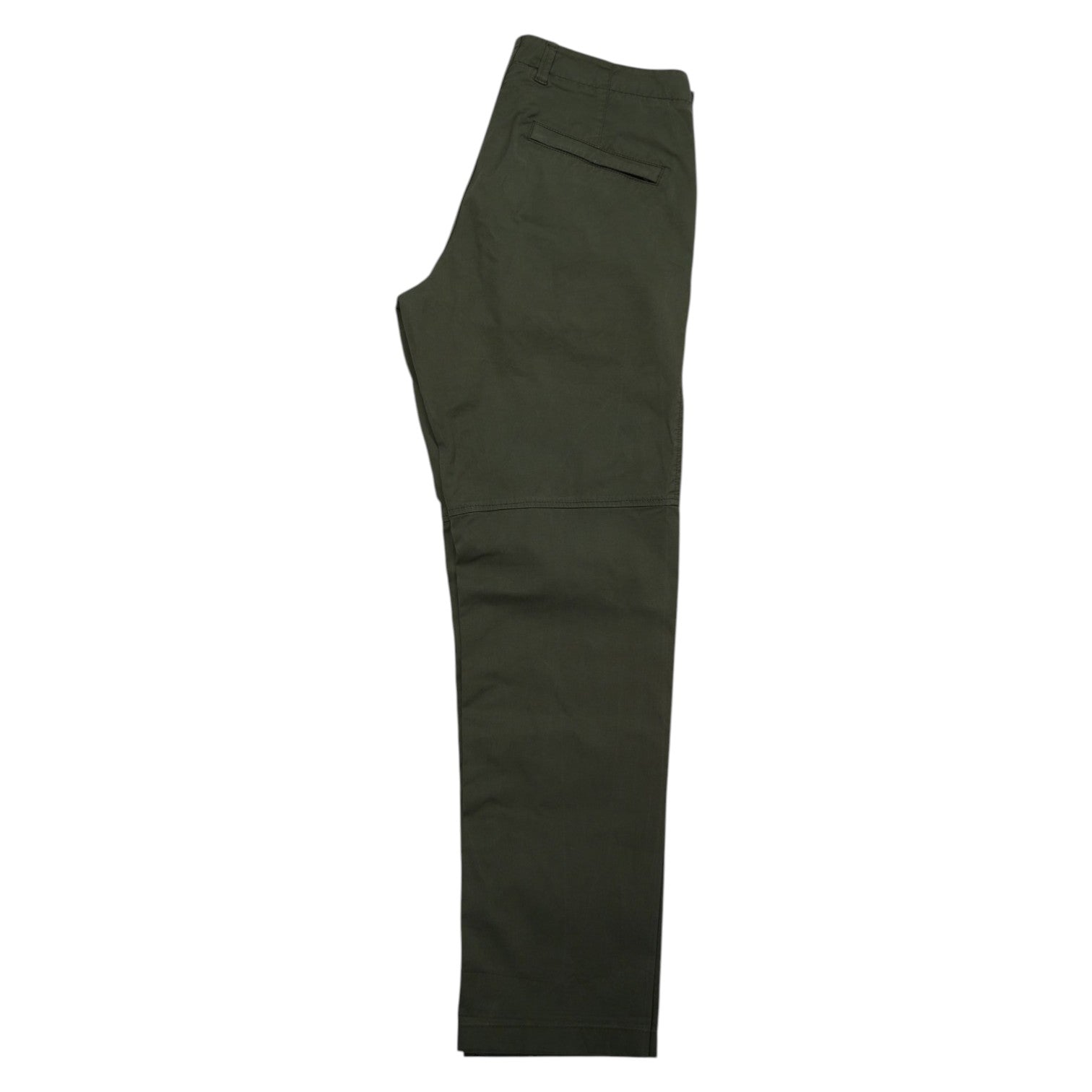Profilo laterale verticale del pantalone cargo Stone Island verde, piegato per mostrare la linea della gamba tapered.