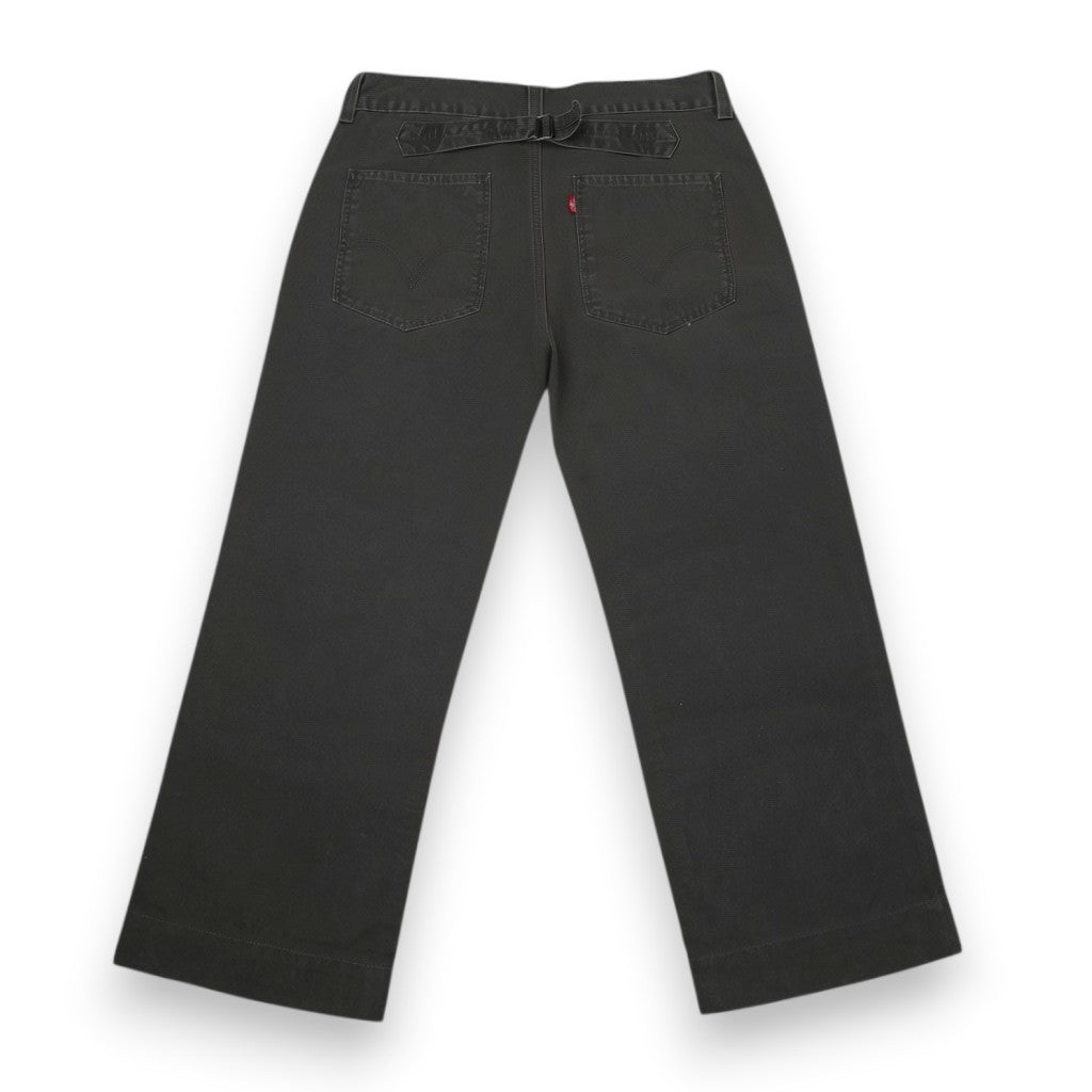  Vista frontale completa dei pantaloni da uomo Levi's All Duty in denim nero con grandi tasche quadrate.