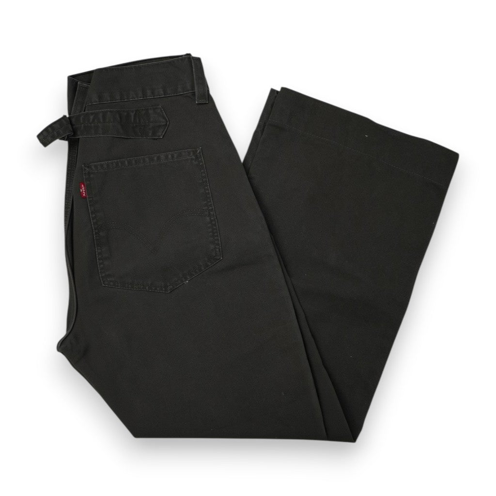 Pantalone utility uomo Levi's All Duty nero denim piegato di profilo con focus su tasca posteriore e Red Tab.