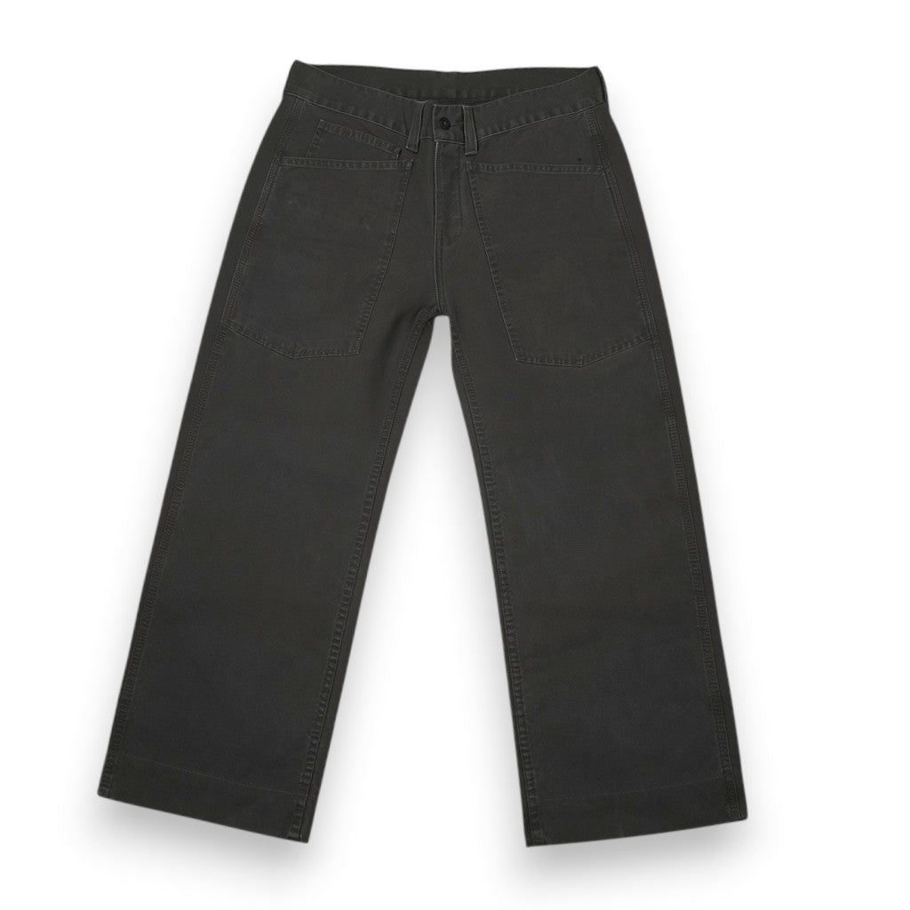 Vista posteriore completa dei pantaloni da lavoro Levi's All Duty uomo neri con cinturino cinch back regolabile.