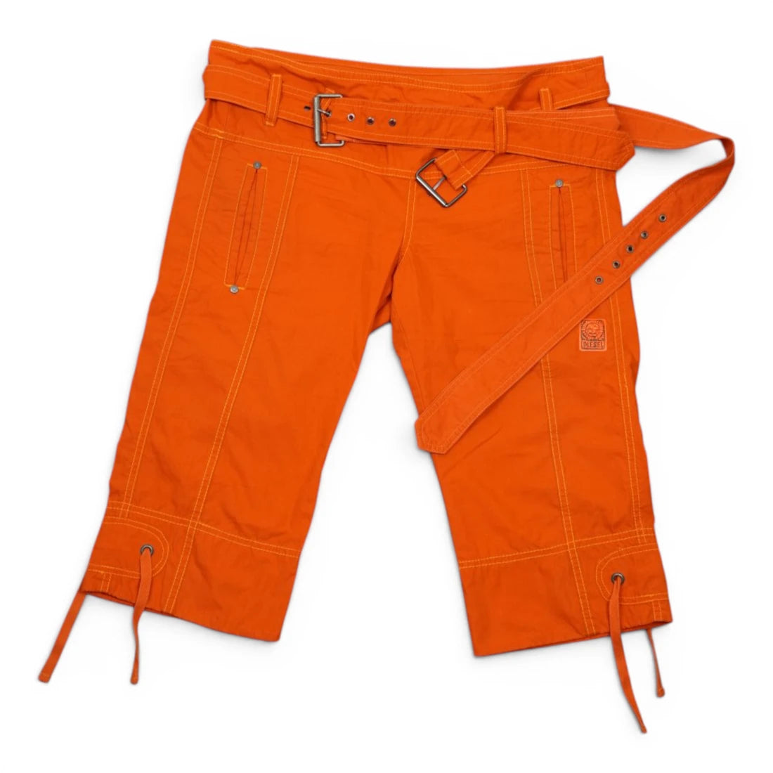 Pantaloni capri cargo Diesel vintage di colore arancione acceso con maxi cintura in vita e lacci regolabili sul fondo gamba, stile Y2K.
