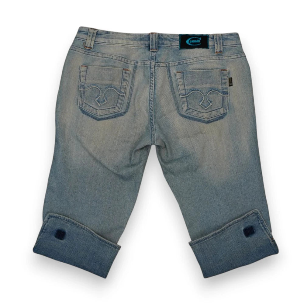 Vista posteriore dei pantaloni capri Just Cavalli con tasche ricamate, salpa logata nera e risvolti geometrici sul fondo.